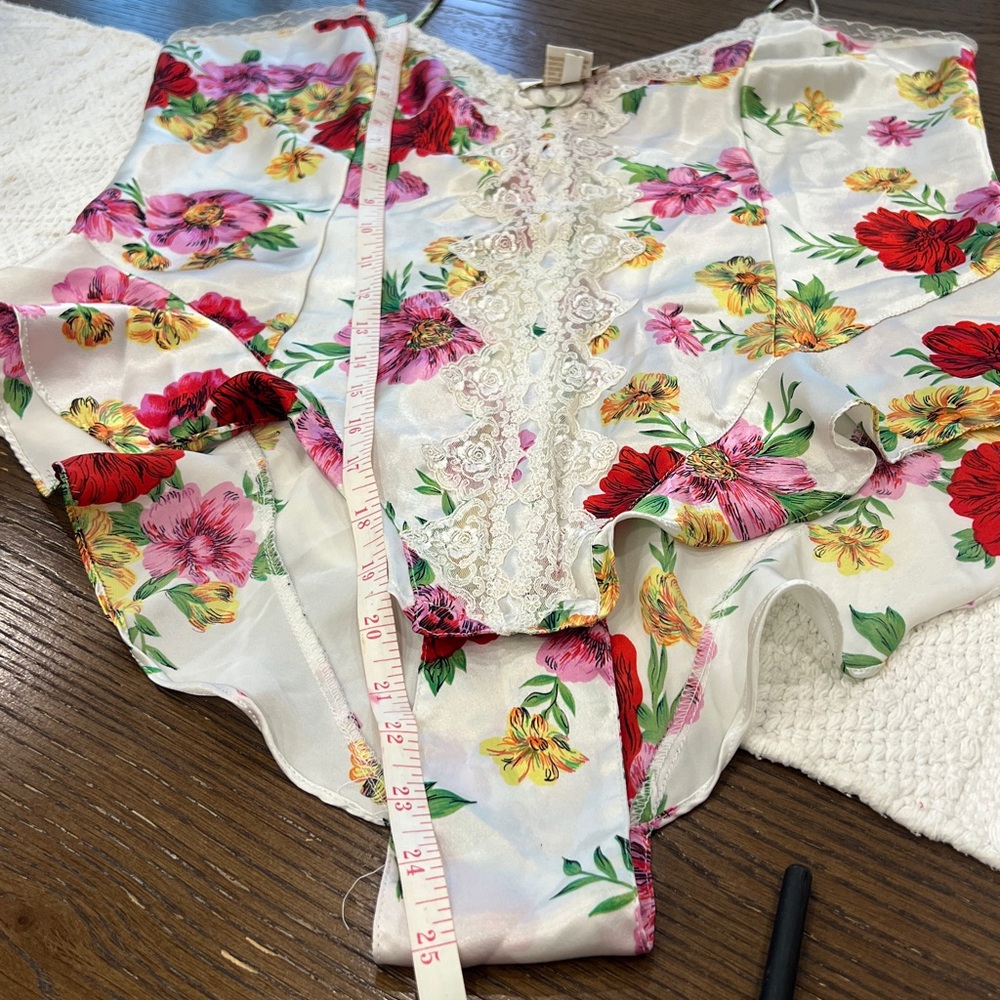 🎁🎁♥️♥️Vintage Victoria's Secret Floral Satin Chemise with Lace - Picture 13 of 15